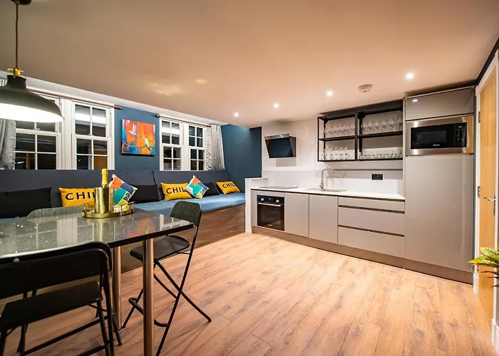 The Nest - Luxury 16 Person Apt W Jacuzzi & Parking
