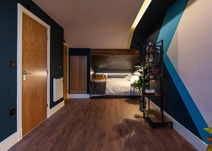 The Nest - Luxury 16 Person Apt W Jacuzzi & Parking