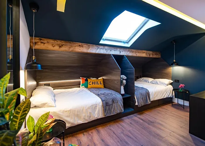 The Nest - Luxury 16 Person Apt W Jacuzzi & Parking