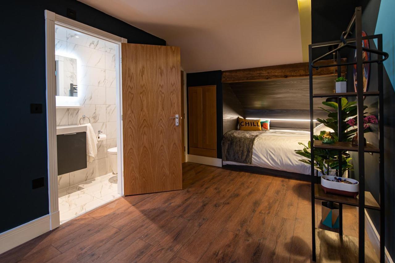 The Nest - Luxury 16 Person W Jacuzzi & Parking